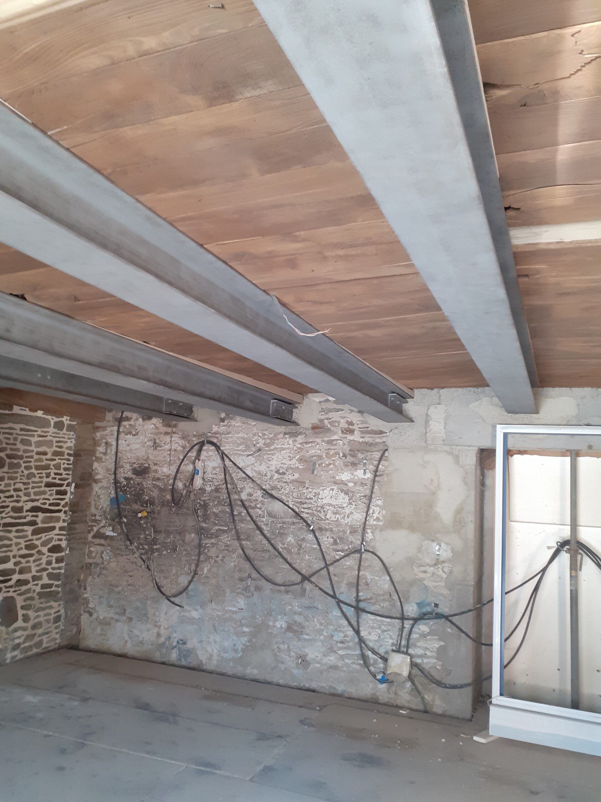 Sablage poutres métal et plancher bois – BREIZH Aérogommage