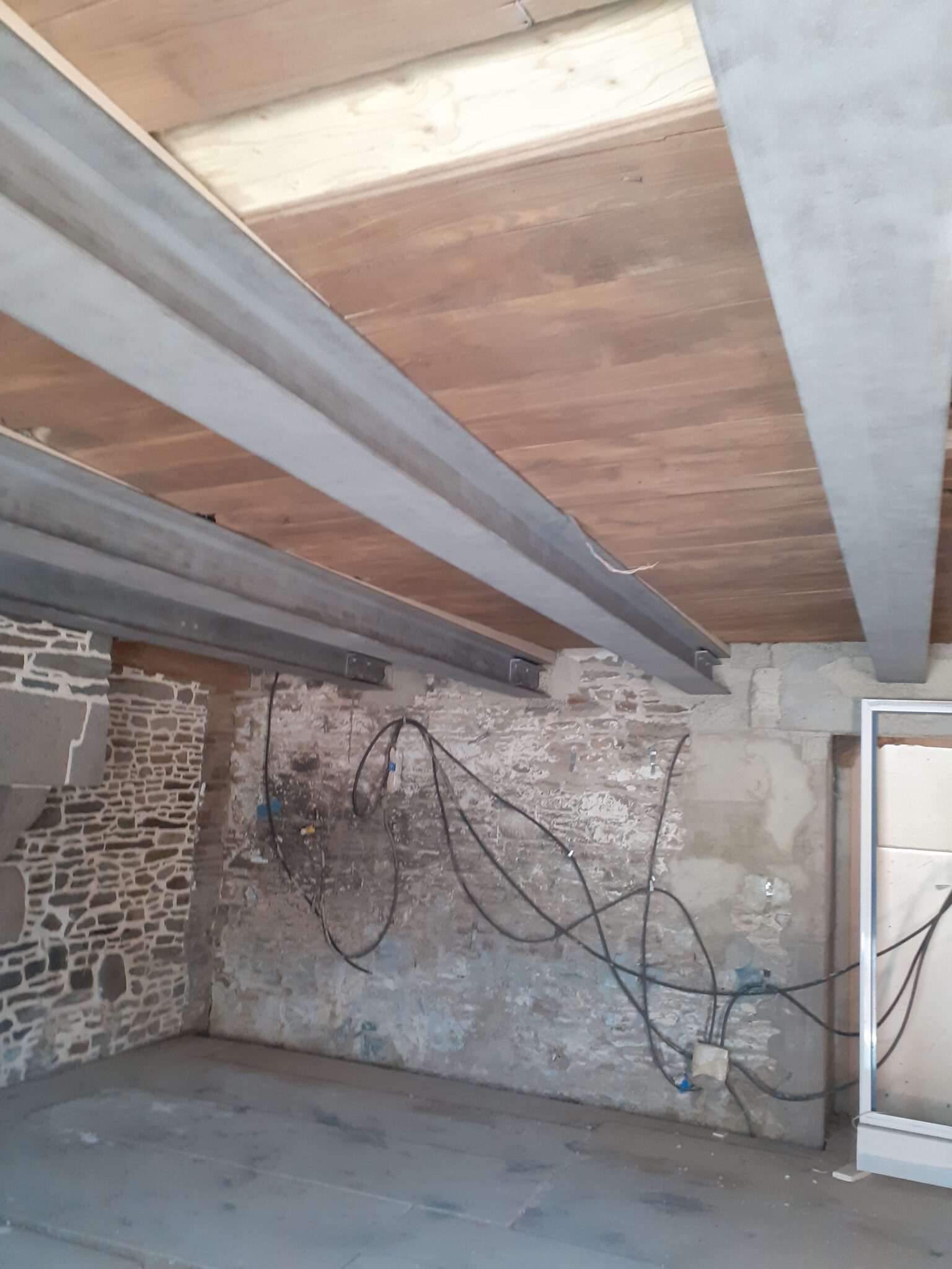 Sablage poutres métal et plancher bois – BREIZH Aérogommage